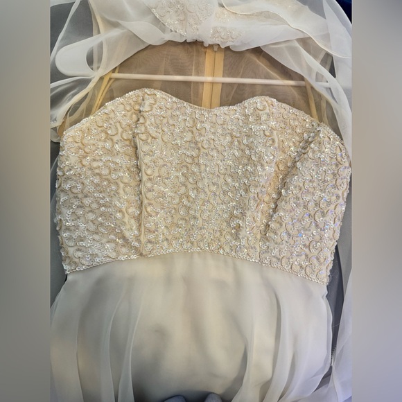 Stunning Vintage 1970’s White Chiffon Gown by the legendary Mike Benet. Size 8 - Picture 9 of 16